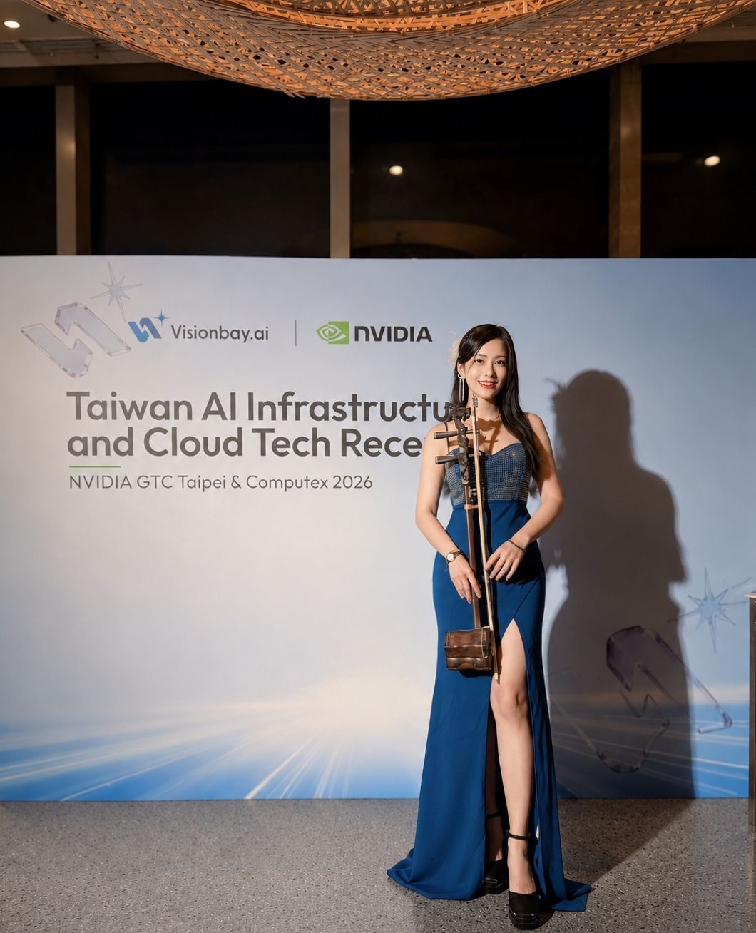 胡琴姐姐身穿藍色禮服，於科技產業交流酒會背板前持二胡